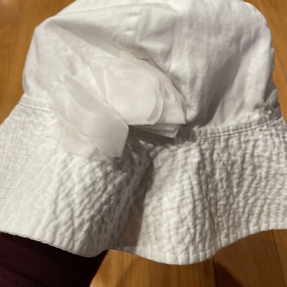 Carters 2T to 4 t white hat good condition